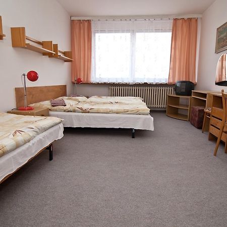 Hotel Domov Mladeze A Skolni Jidelna Karlsbad Zimmer foto