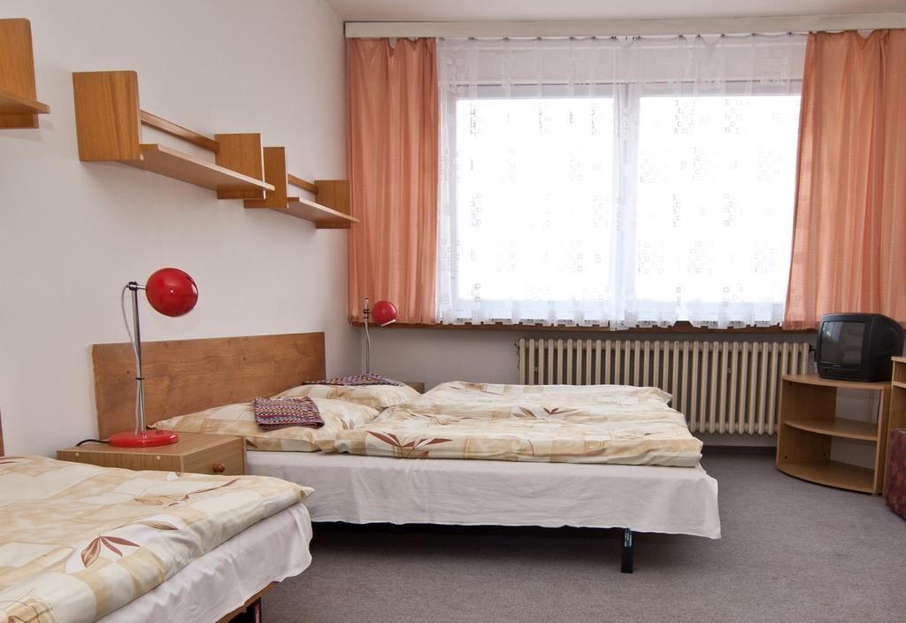 Hotel Domov Mladeze A Skolni Jidelna Karlsbad Zimmer foto