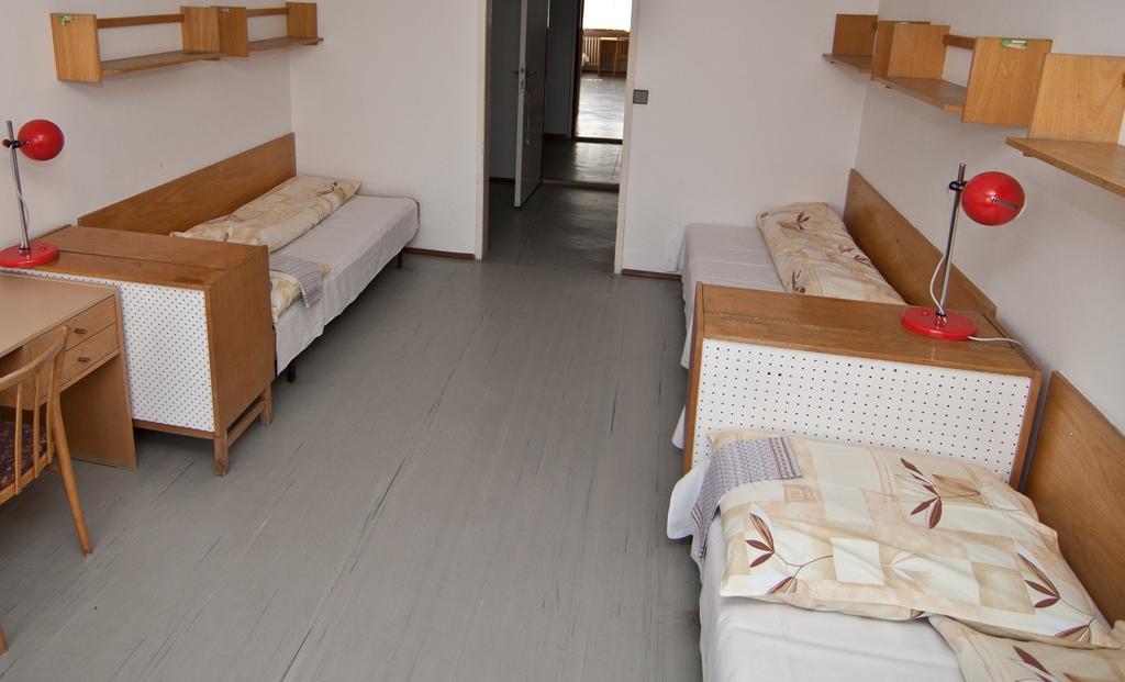 Hotel Domov Mladeze A Skolni Jidelna Karlsbad Zimmer foto