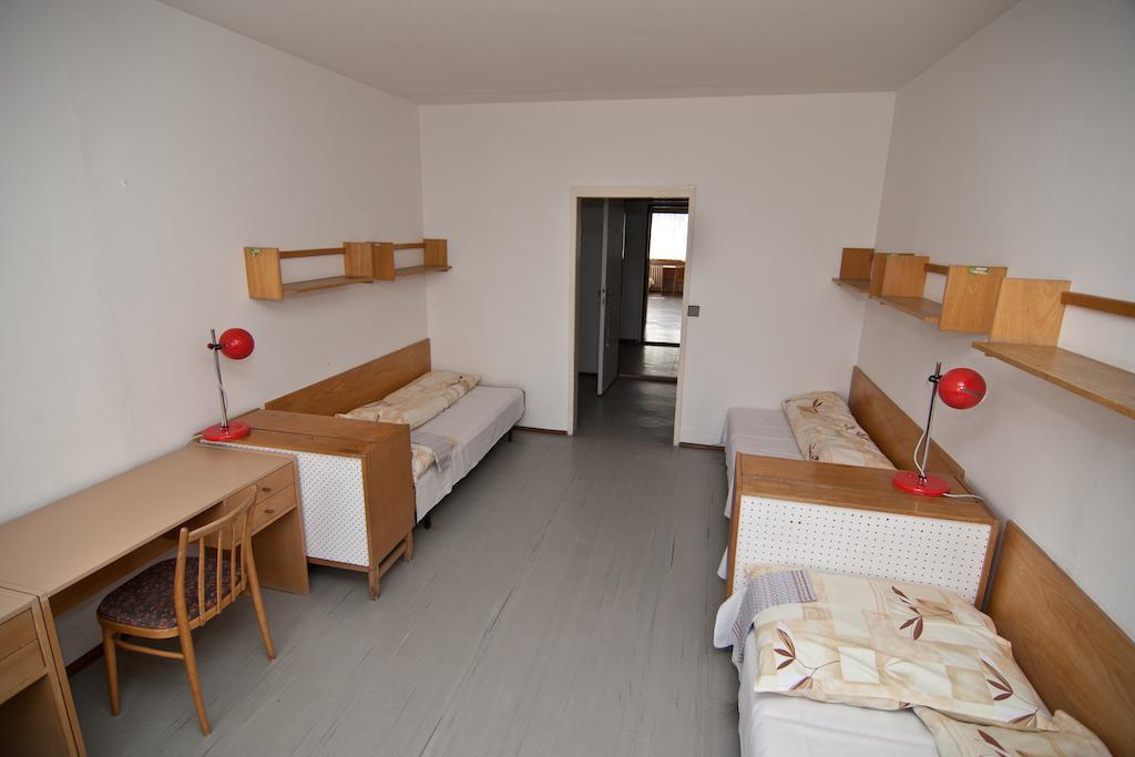 Hotel Domov Mladeze A Skolni Jidelna Karlsbad Zimmer foto