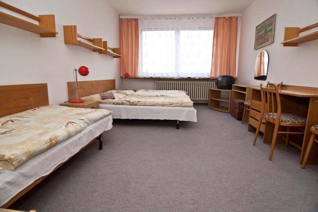 Hotel Domov Mladeze A Skolni Jidelna Karlsbad Zimmer foto